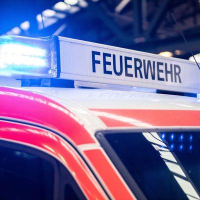 78-Jähriger überlebt 100 Meter Absturz mit dem Auto