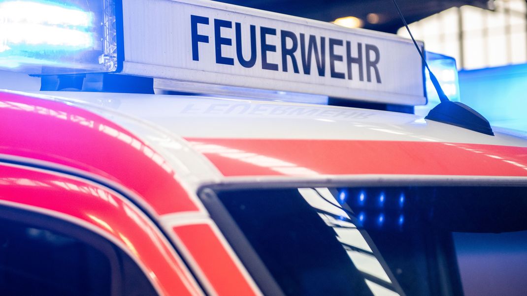 Ein 78-jähriger Autofahrer stürzt mit dem Auto 100 Meter tief. Die Feuerwehr sicherte das abgestürzte Fahrzeug vor weiteren Abstürzen (Symbolbild)