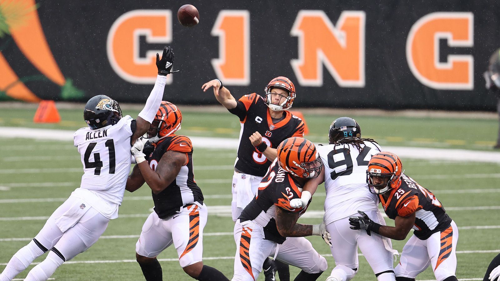 
                <strong>Gewinner: Joe Burrow</strong><br>
                Der Quarterback der Cincinnati Bengals scheint dem Hype um seine Person gerecht zu werden. Gegen die Jacksonville Jaguars warf der 23-Jährige für 300 Yards und einen Touchdown. Damit ist er der erste Rookie überhaupt, der die 300-Yards-Marke in drei aufeinanderfolgenden Spielen knackte. Und das 33:25 gegen die Jags war außerdem sein erster Sieg in der NFL.
              