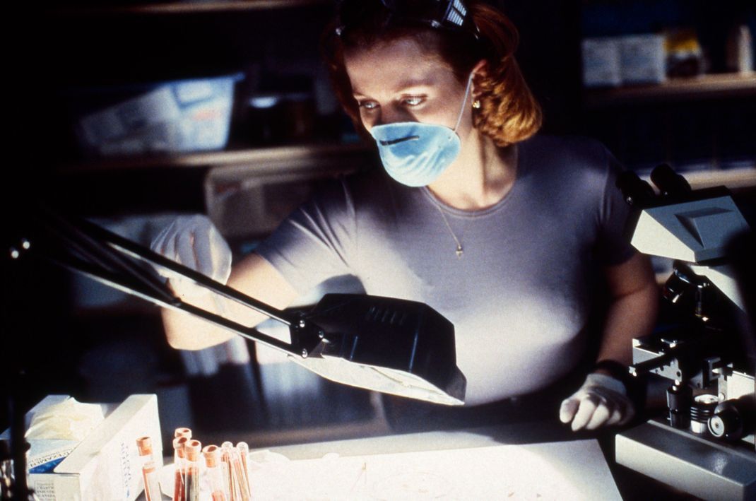 Wissenschaftlerin bei der Arbeit:  Der fiktive Charakter Dana Scully hatte als forensische Medizinerin auch zahlreiche Szenen, die im Labor spielten. Dabei wurde äußerten Wert auf realistische Genauigkeit gelegt – soweit dies Dramaturgie und Bild für eine erfundene Serie zuließen. 