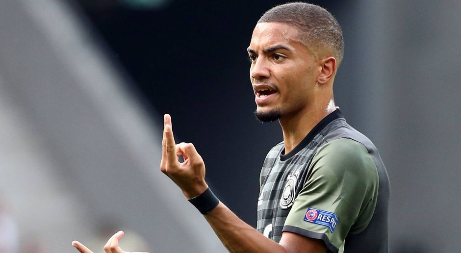 
                <strong>Rechter Verteidiger: Jeremy Toljan (Deutschland)</strong><br>
                Müsste man Jeremy Toljan eine einzige Position zuschreiben, wäre das gar nicht so einfach. Der Hoffenheimer ist extrem variabel. Kann als rechter oder linker Verteidiger eingesetzt werden, ist auch schon auf dem Mittelfeld-Flügel unterwegs gewesen. Bei der deutschen U21 nimmt er den Posten des Rechtsverteidigers ein - mit Bravour. Beim 3:0-Sieg über Dänemark konnte er ein Tor auflegen und auch gegen England war er mit einer scharfen Flanke in den Strafraum als Vorbereiter zur Stelle. Defensiv strauchelte er nur gegen Italien ein wenig. Insgesamt gab es jedoch keinen besseren Spieler beim U21-Turnier auf der Position. 
              