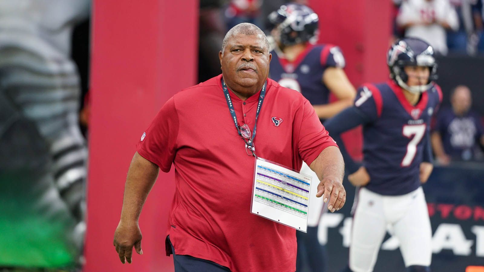 
                <strong>Romeo Crennel</strong><br>
                Vorerst übernimmt der bisherige Defensive Coordinator Romeo Crennel den Head-Coach-Job bei den Texans. Kann er die Texans wieder zu altem Glanz führen, dürfte auch Crennel Chancen auf den Trainerposten in Houston besitzen, doch momentan sind andere Kandidaten deutlich favorisiert. 
              