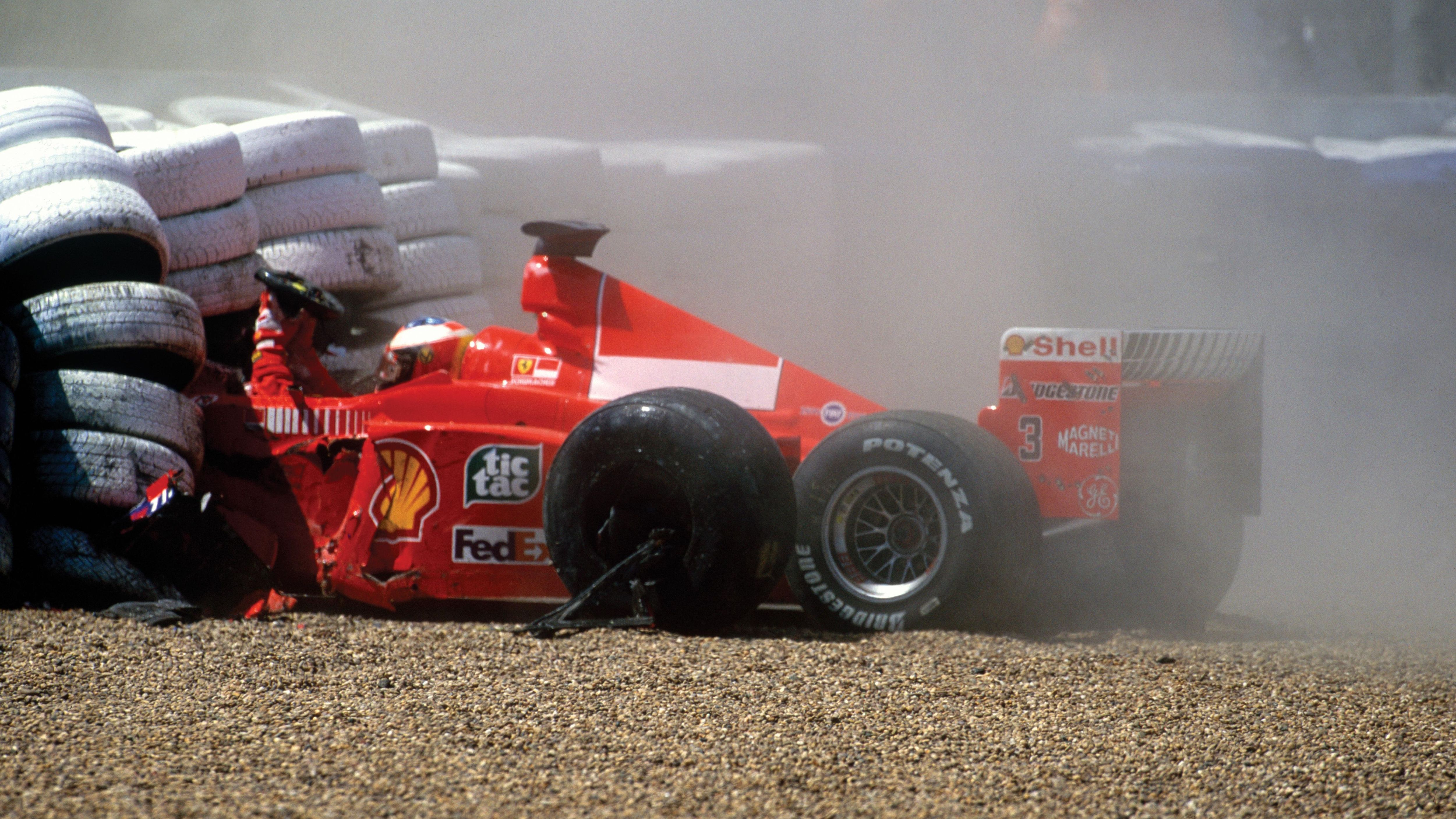 <strong>Beinbruch in Silverstone 1999</strong><br>Nach tiefgreifenden Regeländerungen war ab 1998 nicht mehr Williams der Hauptgegner, sondern McLaren. Im ersten Jahr war Ferrari chancenlos, 1999 aber lief es für Schumacher besser - bis zu einem Unfall in Silverstone. Er zog sich einen Beinbruch zu und fiel sechs Rennen aus. Damit waren seine WM-Träume dahin.