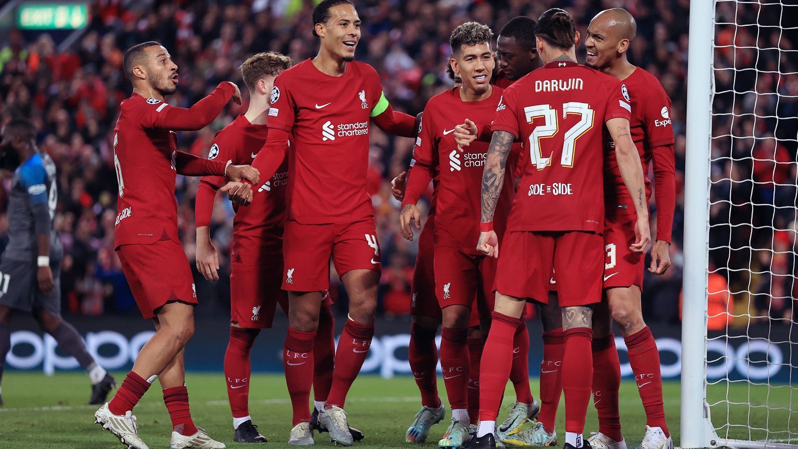 
                <strong>FC Liverpool</strong><br>
                Das billigste Achtelfinal-Ticket bekommt man an der Anfield Road. Der FC Liverpool bietet für die gesamte Champions-League-Saison eine einheitliche Preistabelle. Für umgerechnet gerade einmal 10 Euro kann ein Stehplatzticket auf der Haupttribüne erworben werden. Allerdings muss man dafür wohl schnell sein: Die "Reds" bieten ihr Mega-Schnäppchen nämlich nur 500 Fans an. Die Preise der anderen Kategorien gehen bis zu 67 Euro rauf.
              