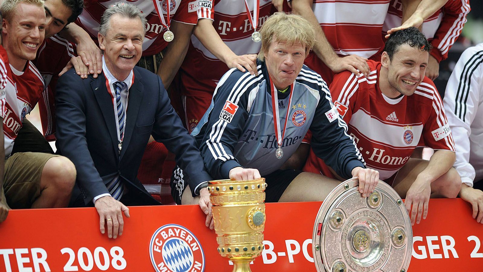 
                <strong>Erfolgsduo Kahn/Hitzfeld</strong><br>
                Zusammen mit Ottmar Hitzfeld gewann Oliver Kahn seine meisten Titel. Fünf gemeinsame Meisterschaften und drei DFB-Pokal-Erfolge sowie den Champions League und Weltpokal-Triumph konnten der charismatische Coach und der Titan gemeinsam feiern. 2008 verließen beide den Verein.  
              