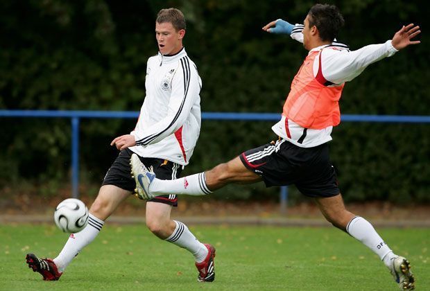 
                <strong>Alexander Madlung (Eintracht Frankfurt)</strong><br>
                Der heute 32-Jährige absolvierte sein Debüt in der Nationalelf im Oktober 2006 gegen Georgien. Es folgte nur noch ein weiterer Einsatz gegen Dänemark im März 2007. Über die Station VfL Wolfsburg und kurze Arbeitslosigkeit landete Madlung Anfang 2014 bei Eintracht Frankfurt.
              