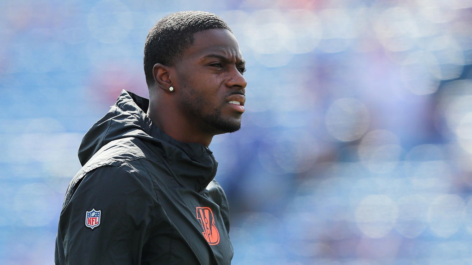 
                <strong>A.J. Green - Top-Anspielstation für Burrow?</strong><br>
                Neben all den Neuverpflichtungen halten die Cincinnati Bengals ihren Star-Receiver A.J. Green per Franchise Tag. Knapp 9.000 Yards und 63 Touchdowns gehen bisher auf das Konto des 31-Jährigen. Der Passempfänger könnte eine Top-Anspielstation für Joe Burrow sein, der von vielen Experten als potentieller Nachfolger für Andy Dalton und sicherer Nummer-Eins-Pick der Bengals gehandelt wird - wenn sie ihren Slot nicht noch traden.
              