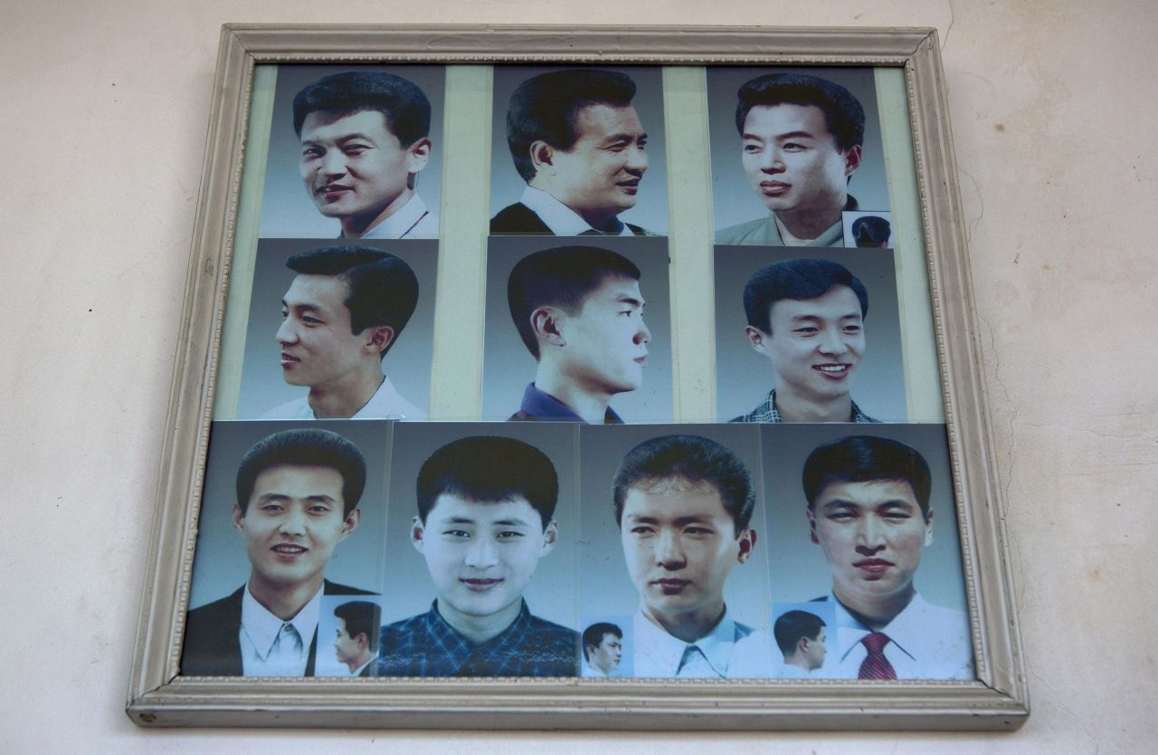 Viel Zeit für Styling brauchen Nordkoreaner nicht. Selbst beim Friseur gibt es offizielle Richtlinien: Jungs und Männer sollen sich zum Beispiel am Haarschnitt von Machthaber Kim Jong-un orientieren.