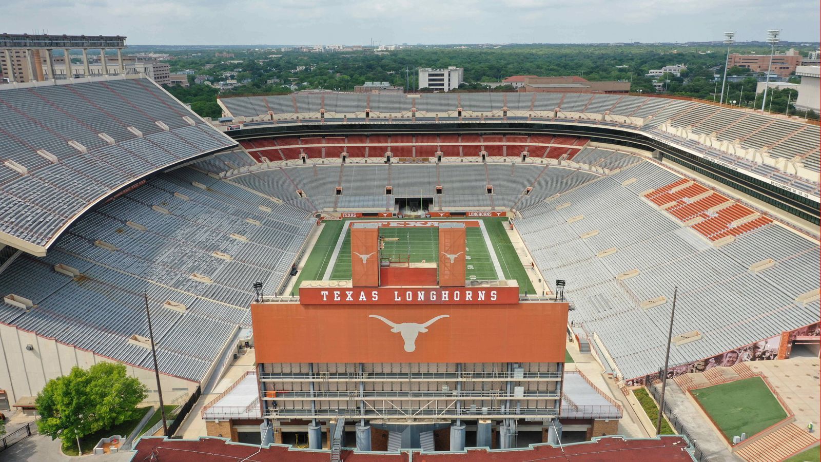 <strong>Platz 8: Darrell K Royal Texas Memorial Stadium</strong><br>
                Kapazität: 100.119 <br>Heimteam: Texas Longhorns
