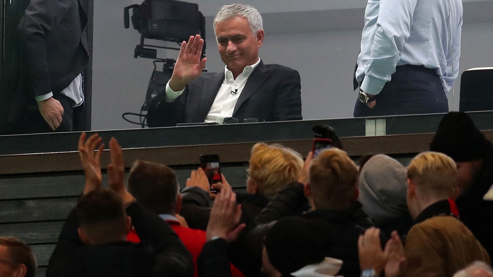 
                <strong>Jose Mourinho (vereinslos)</strong><br>
                "The Special One" beim FC Hollywood - was für eine Kombination. Aber es ist gar nicht mehr so ausgeschlossen, wie es vielleicht noch vor Monaten gewirkt hat. Denn ausgerechnet Bastian Schweinsteiger heizt die Gerüchte an. Schließlich bestätigte der ehemalige Bayern-Spieler, dass Mourinho sich nicht nur bei ihm über die Münchner informiert hatte, sondern dass er auch Deutsch lernt.
              