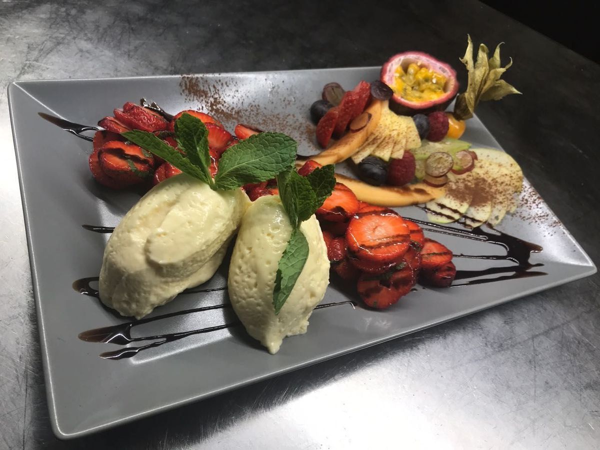 Weiße Schokoladenmousse mit Kokos an frischen Erdbeeren (ohne zusätzlichen Zucker)