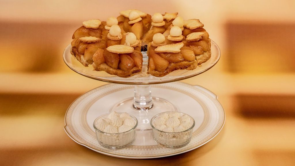 Tarte mit Sternanis-Apfelfüllung, Karamell und pochierten Apfelkugeln ...