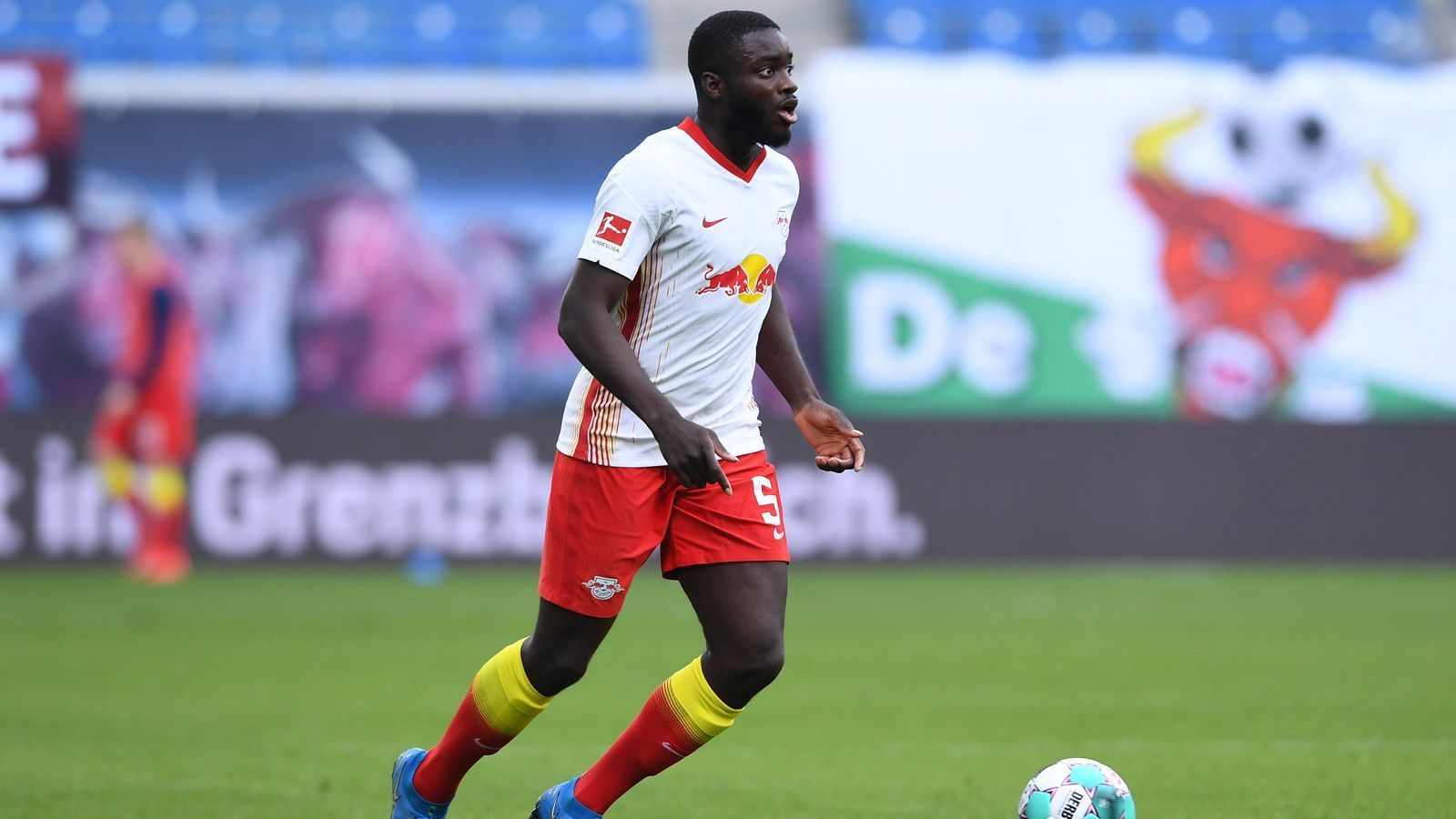 
                <strong>Abwehr</strong><br>
                Die gute Nachricht: Es steht schon länger fest, dass Dayot Upamecano von RB zu den Bayern wechselt, einen neuen Abwehrchef hat Nagelsmann also schon. Denn gerade defensiv gibt es einen ziemlichen Aderlass zu verzeichnen, außerdem ist die Abwehr die Achillesferse des Rekordmeisters. So steht Nagelsmann zum Beispiel vor der Frage, ob er wie in Leipzig auf eine Dreier- oder wie in München üblich auf eine Viererkette setzt. So oder so: Stabil sollte sie sein.
              