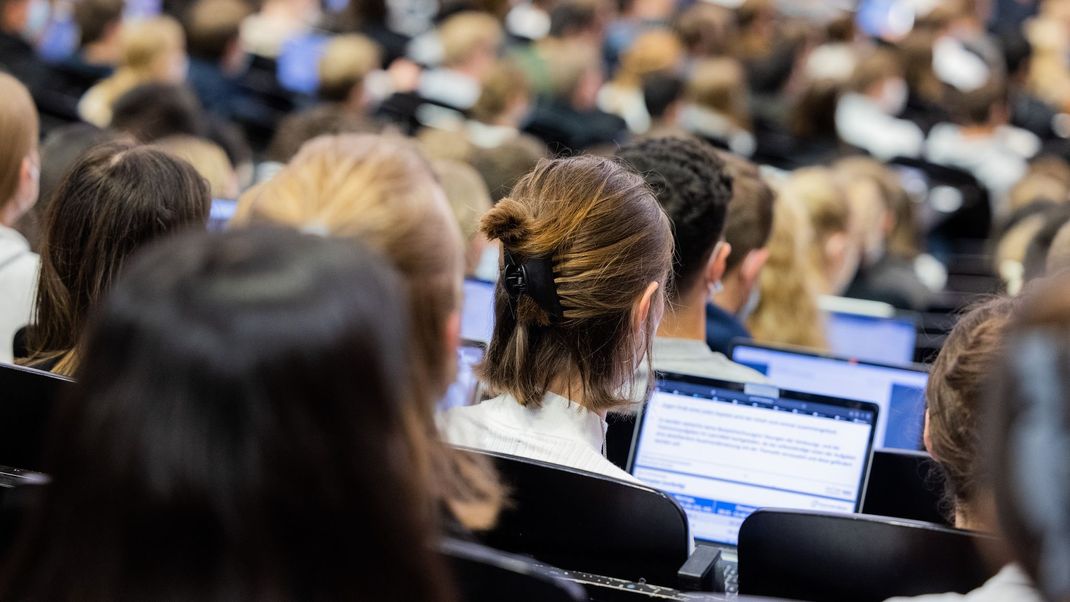 Studenten werden demnächst wohl regelmäßig in einem Nebenjob ackern gehen - oder gleich das Studium schmeißen.