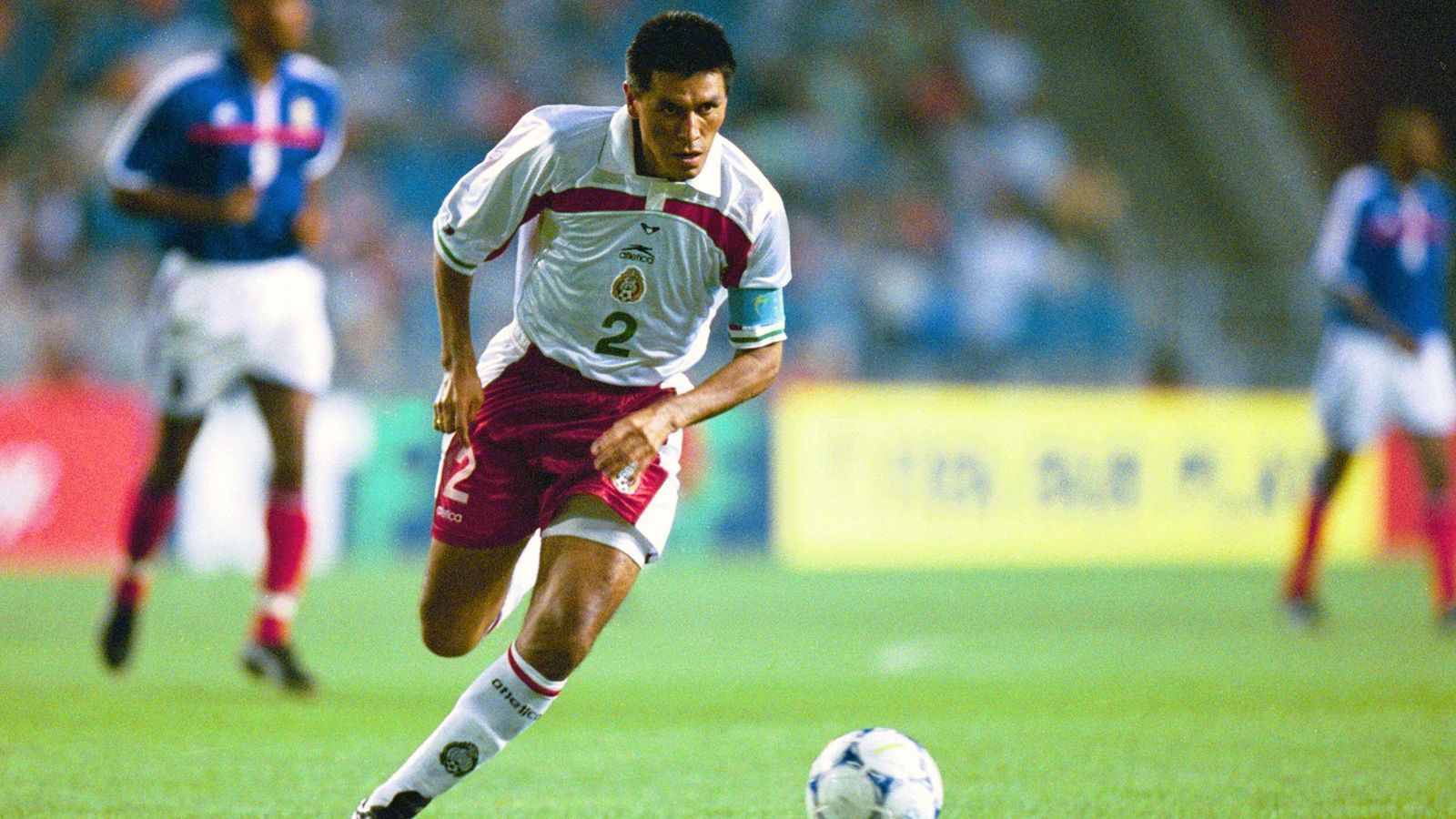
                <strong>Mexiko: Claudio Suarez </strong><br>
                164 LänderspieleDebüt am 26. Juli 1992 gegen El Salvador (2:1)
              