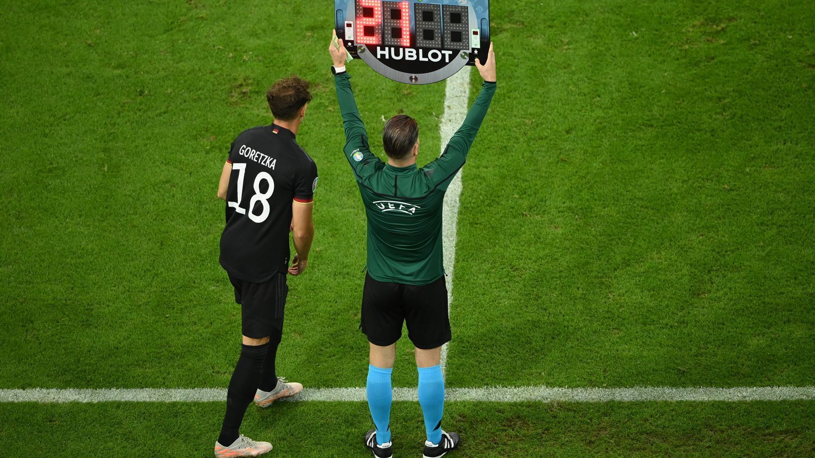 
                <strong>Leon Goretzka</strong><br>
                Kommt in der 57. Minute für den an diesem Abend komplett glücklosen Ilkay Gündogan und reißt sofort das deutsche Spiel an sich. Seine Einwechselung ist wie eine Initialzündung, Goretzka verkörpert wie kein anderer deutscher Spieler an diesem Abend diese Gier nach Erfolg, also das Spiel gegen Ungarn noch drehen zu wollen. Sein Tor zum 2:2 ist die logische Konsequenz seines kurzen, aber starken Auftritts. ran-Note: 2
              