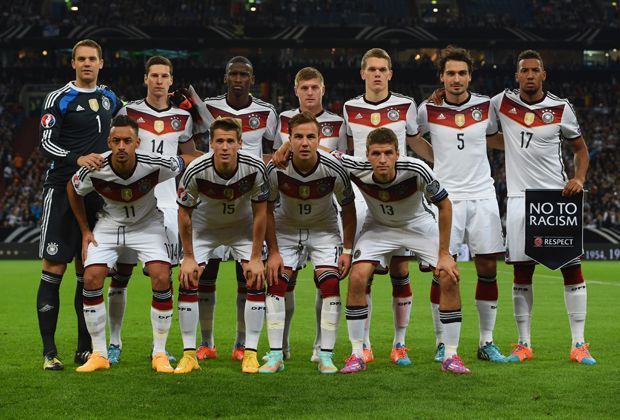 
                <strong>DFB-Team</strong><br>
                Die DFB-Elf gerät in der EM-Qualifikation weiter unter Druck. Nach dem 1:1 gegen Irland liegt Deutschland auf Platz vier der Gruppe D. Dabei geht einigen Akteuren am Ende sichtbar die Luft aus. Die DFB-Kicker in der Einzelkritik.
              