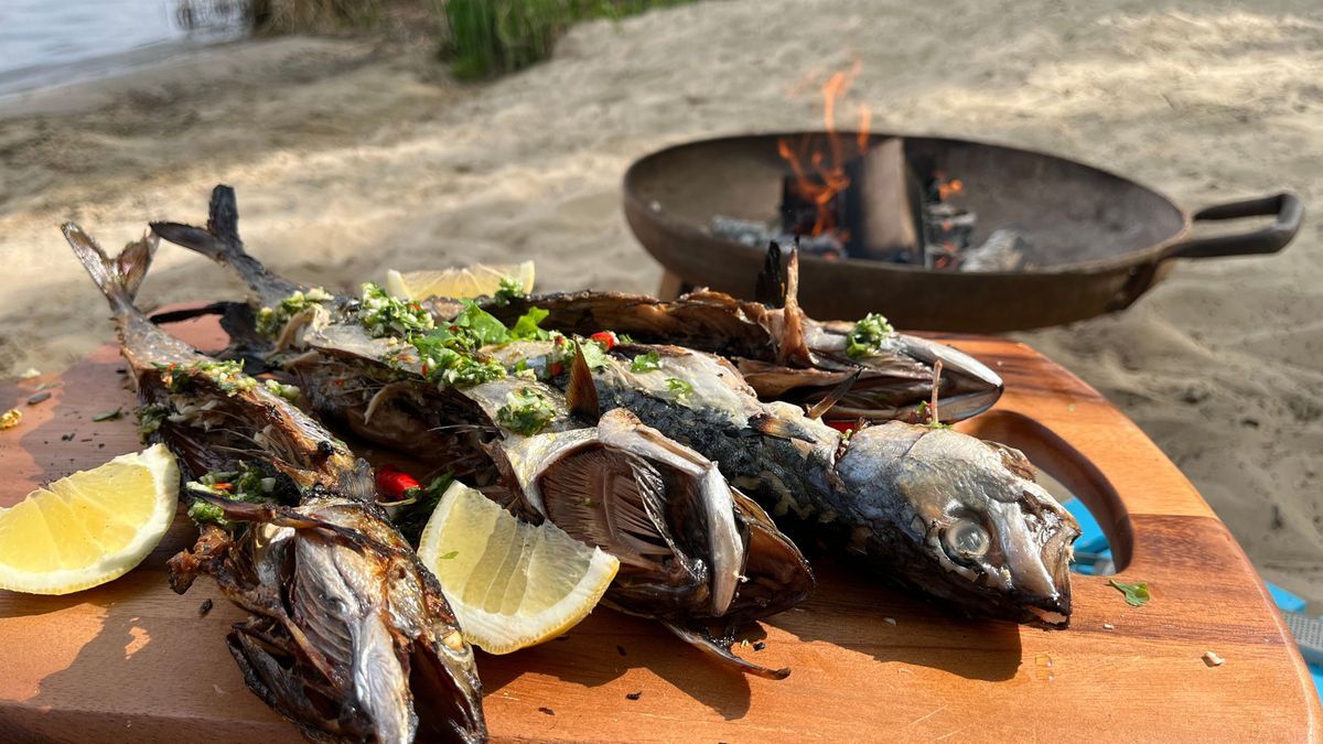 Steckerlfisch vom Grill - Makrelen mit Gemolata