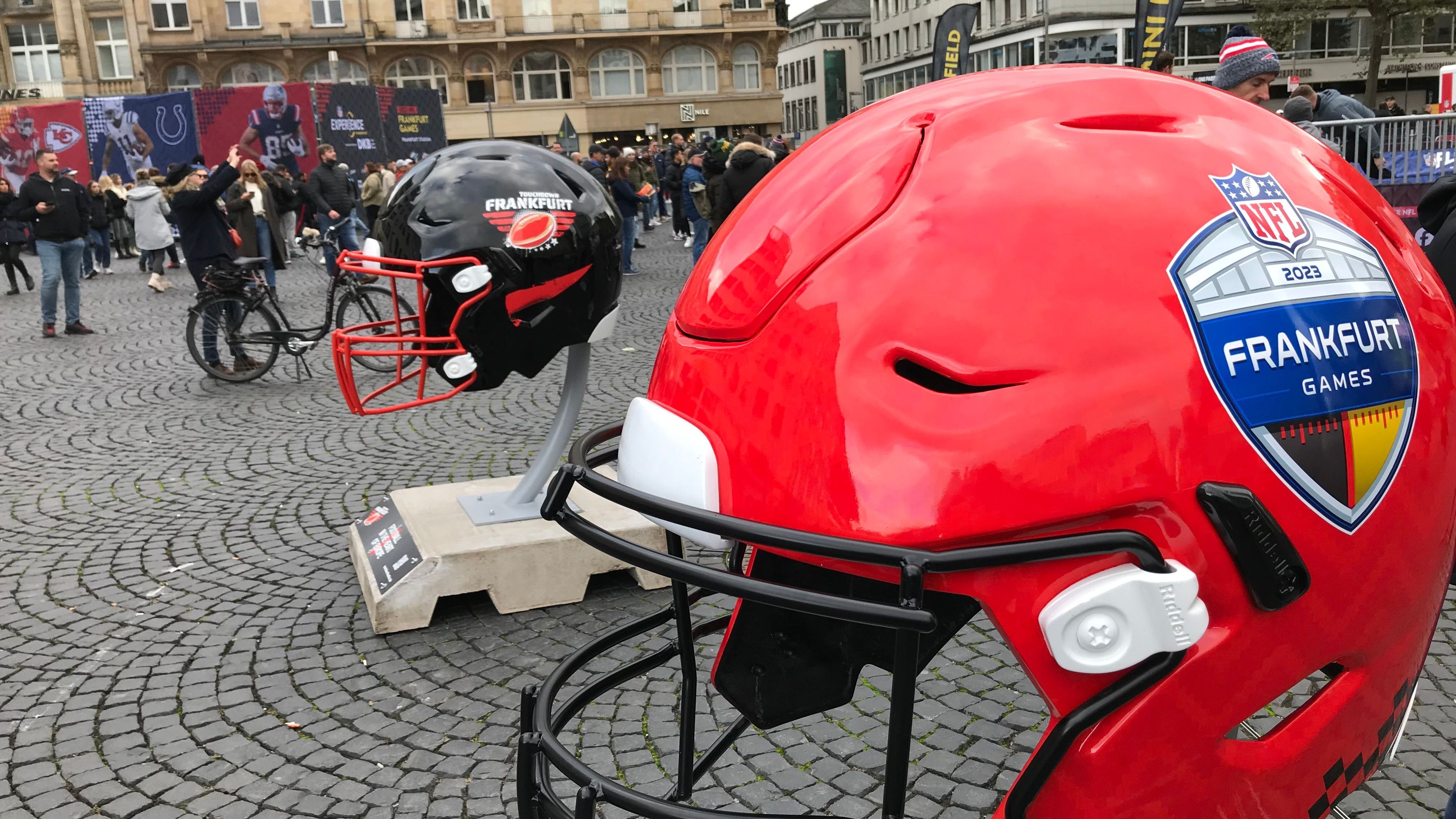<strong>Helme überall</strong><br>Insgesamt waren 34 Helme zwischen Roßmarkt und Hauptwache aufgestellt - neben denen der 32 NFL-Teams auch ein roter mit dem Logo der Frankfurt Games sowie ein schwarzer mit dem Schriftzug Touchdown Frankfurt.