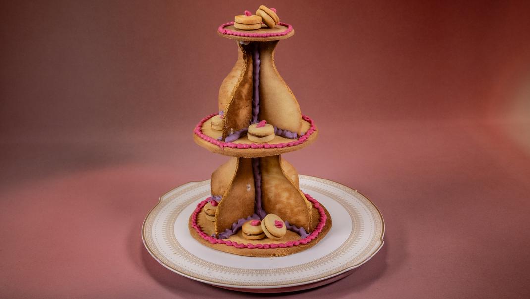 Butterplätzchen-Etagere mit Mandel-Sablés, Nougat-Kaffee-Füllung, Himbeerkonfitüre und Royal Icing