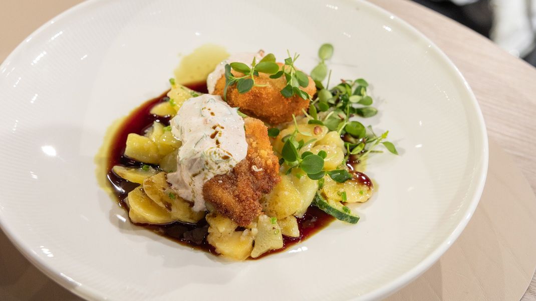 Backhendl mit Kartoffel-Gurken-Salat und Meerrettich-Sellerie-Dip.