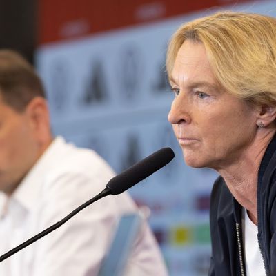 Bundestrainerin Martina Voss-Tecklenburg ist verärgert über die Entscheidung des FC Bayern, Spielerinnen erst später zur WM-Vorbereitung zu lassen.