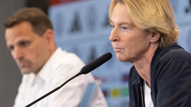 Bundestrainerin Martina Voss-Tecklenburg ist verärgert über die Entscheidung des FC Bayern, Spielerinnen erst später zur WM-Vorbereitung zu lassen.