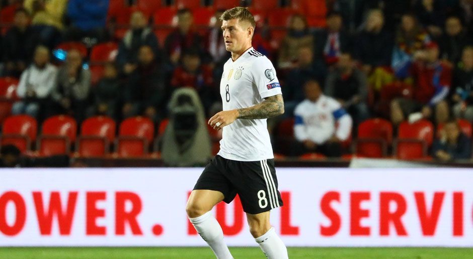 
                <strong>Toni Kroos</strong><br>
                Wie üblich zunächst stark in der Spieleröffnung, mit klugen Pässen und gutem Rhythmus. Findet aber auch nicht immer die entscheidende Lösung, vor allem mit zunehmender Spieldauer nicht. Dazu kann er im Defensivspiel gar nicht alle Lücken stopfen, die sich bei den Kontern auftun. Greift beim Gegentor nicht ein. Sein Standard bringt dafür die Entscheidung. ran-Note: 3
              