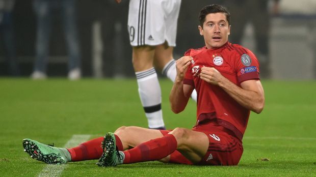 
                <strong>Robert Lewandowski</strong><br>
                Robert Lewandowski: Legte in Anfangsphase uneigennützig für Müller auf, der den Ball aber nicht verwandelte. Mit einem Kopfball nach einer halben Stunde genau auf Buffon. Lewandowski hatte es gegen die abgezockten Juve-Verteidiger schwer, schaffte aber viele Räume für die Mittelfeldspieler. In der zweiten Hälfte mit mehr Freiräumen und Chancen. 20 Minuten vor Schluss sah der Pole für ein harmloses Foul die Gelbe Karte. Ein Treffer war ihm diesmal trotz des großen Aufwands nicht vergönnt. ran-Note: 3
              