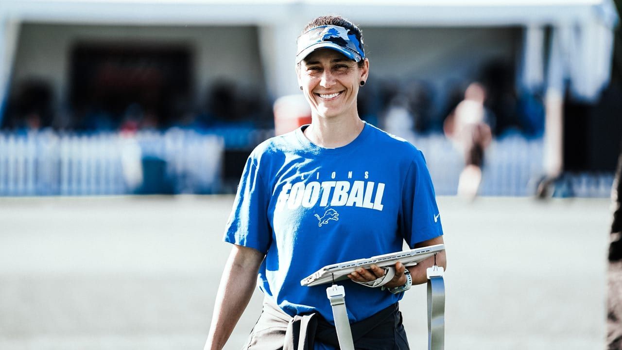 <strong>Jill Costanza</strong>&nbsp; &nbsp; &nbsp; &nbsp; &nbsp; &nbsp; &nbsp; &nbsp; &nbsp; &nbsp; &nbsp; &nbsp; &nbsp; &nbsp; &nbsp; &nbsp; &nbsp; &nbsp; &nbsp; &nbsp; &nbsp; &nbsp; &nbsp; &nbsp; &nbsp; &nbsp; &nbsp; &nbsp; &nbsp; &nbsp; &nbsp; &nbsp; &nbsp; &nbsp; &nbsp; &nbsp; &nbsp; &nbsp; &nbsp; &nbsp; &nbsp; &nbsp; &nbsp; &nbsp; &nbsp; &nbsp; &nbsp; &nbsp; &nbsp; &nbsp; &nbsp; &nbsp; &nbsp; &nbsp; &nbsp; &nbsp; &nbsp; &nbsp; &nbsp; In ihre dritte Saison geht Jill Costanza mit den Detroit Lions als Director of Sports Science. Sie gehört der National Strength and Conditioning Association an und ist zertifizierte Expertin im Bereich Stärke und Ausdauer. Von 2016-2019 war Costanza Health Educator bei der U.S. Army, ehe sie 2020 zu den Lions wechselte.