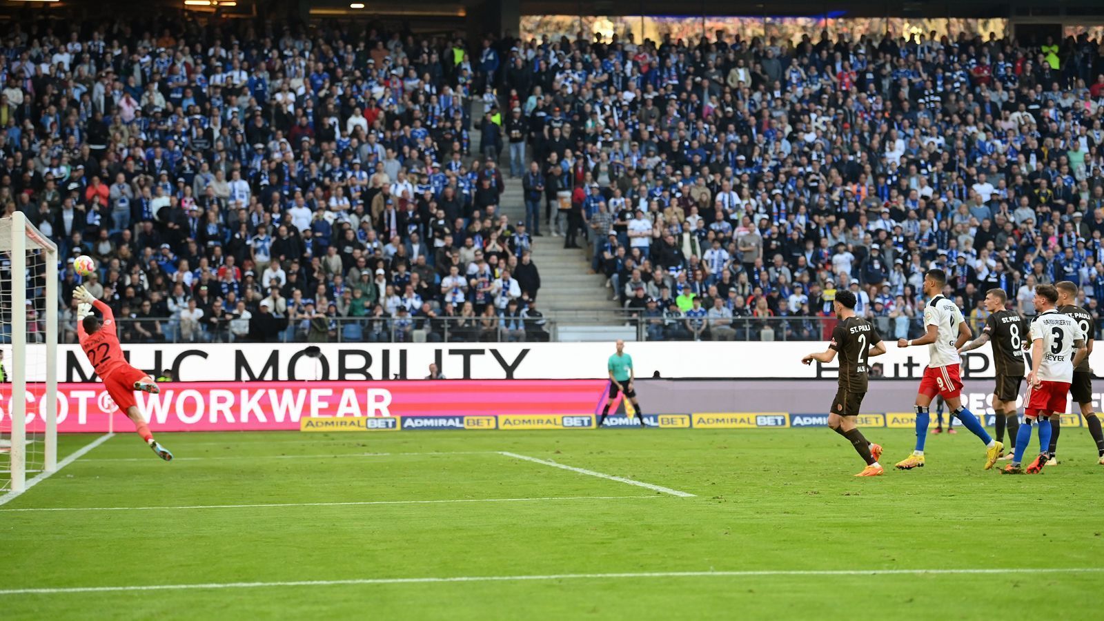 
                <strong>David mit dem Kracher zum Ausgleich</strong><br>
                Lange hielt die Führung des FC St. Pauli aber nicht. Noch vor der Pause sorgte Jonas David mit einem traumhaften Distanzschuss-Tor für den Ausgleich des Hamburger SV. 
              