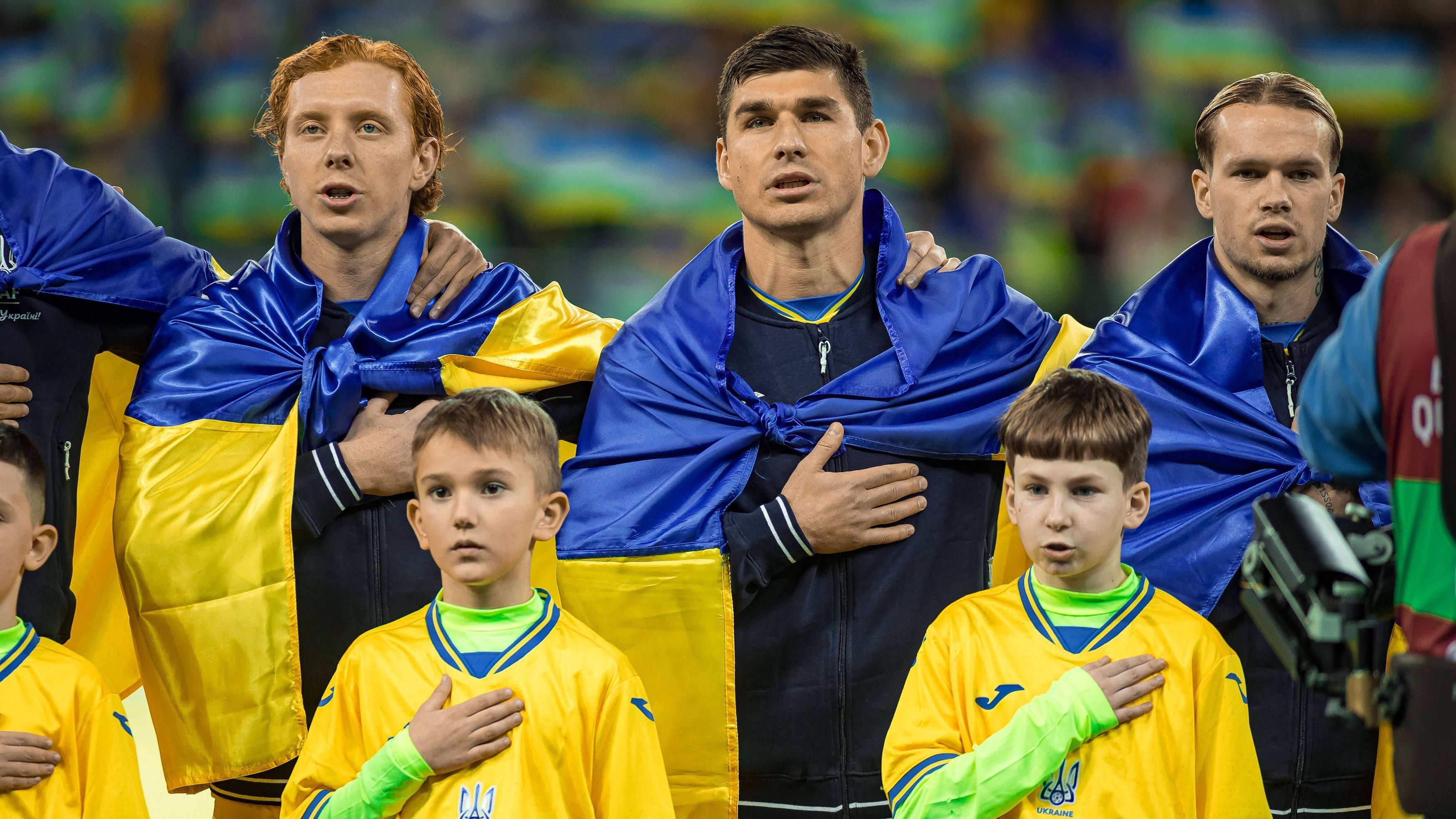 <strong>Ukraine</strong><br>Die Ukraine fährt zur EM! Im entscheidenden Spiel gegen Island lagen die Ukrainer zunächst mit 0:1 zurück, drehten die Partie allerdings und gewannen mit 2:1. Dies dürfte für das Land, das sich seit über zwei Jahren in einem Angriffskrieg gegen Russland verteidigt, von emotionaler Bedeutung sein. Die WM 2022 in Katar hatte die Ukraine noch knapp verpasst.