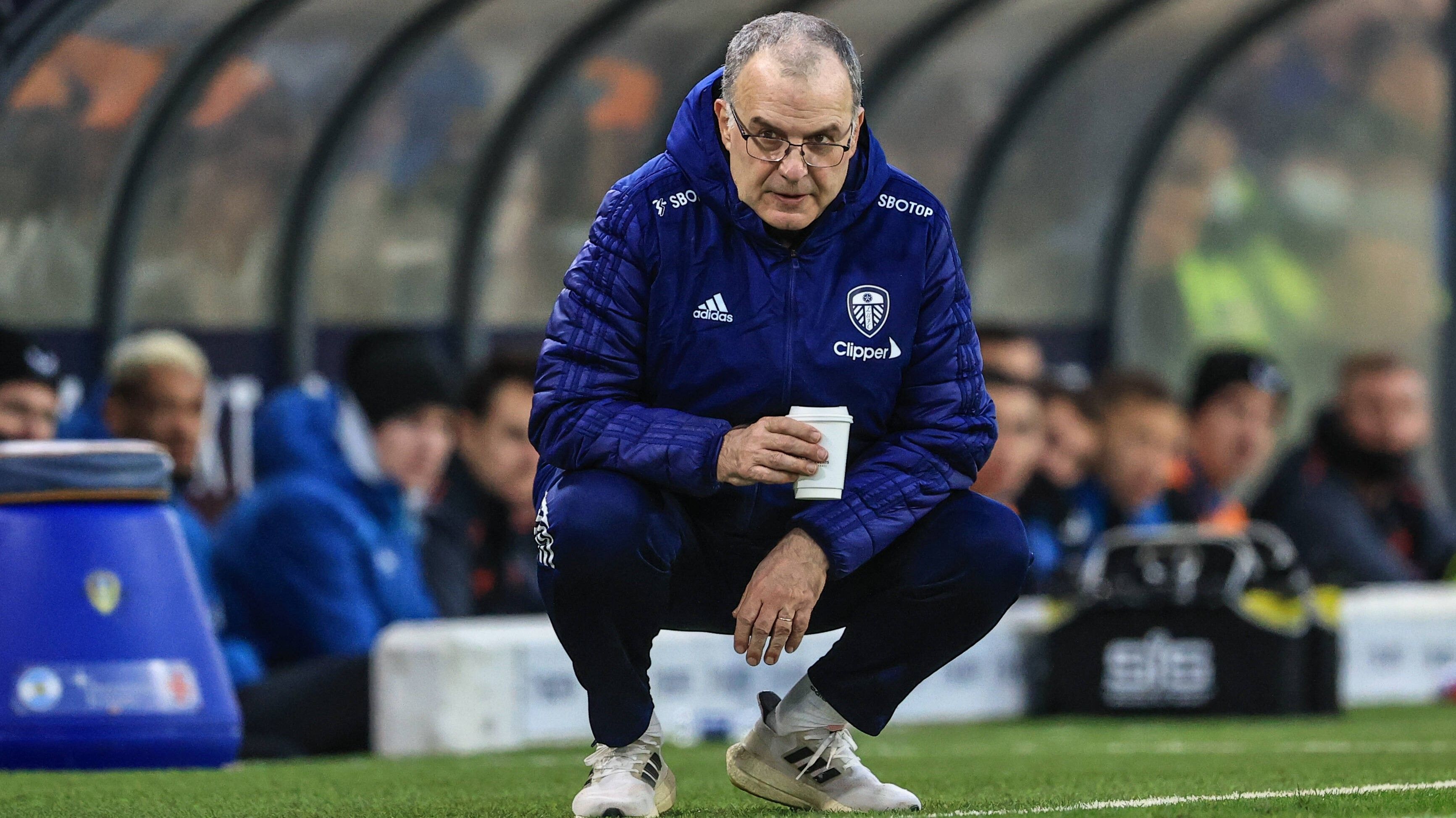 
                <strong>Marcelo Bielsa </strong><br>
                &#x2022; Geboren: 21.07.1955 -<br>&#x2022; Alter: 66 Jahre -<br>&#x2022; Aktueller Verein: Leeds United (Premier League) -<br>&#x2022; Vertrag bis: 2022<br>
              