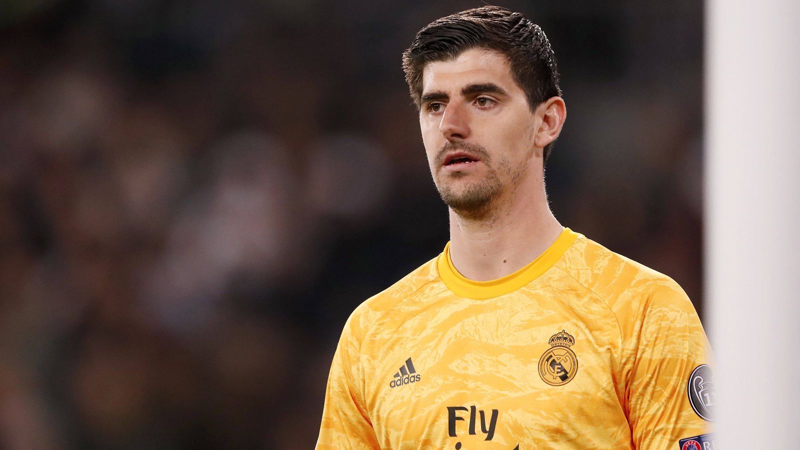 
                <strong>Thibaut Courtois (Real Madrid)</strong><br>
                Reals Torhüter ist lange Zeit ohne Beschäftigung, erst gegen Ende der ersten Halbzeit muss der Belgier öfter eingreifen und macht dabei nicht immer eine gute Figur. Einen Cancelo-Schuss lässt der 1,99-Meter-Hüne gefährlich nach vorne abprallen, zudem leitet Courtois mit einem Fehlpass im Aufbauspiel eine Riesenchance für Foden ein und hat Glück, dass der Engländer anschließend neben das Tor schießt. Direkt nach der Pause ist Courtois erneut gefordert, behält in wichtigen Eins gegen Eins mit Sterling mehrere Male die Oberhand. Auffällig: Bei gleich mehreren Ecken versucht De Bruyne seinen Landsmann mit direkt auf das Tor gezogenen Hereingaben zu düpieren, doch davon lässt sich Courtois nicht beirren. ran-Note 3
              