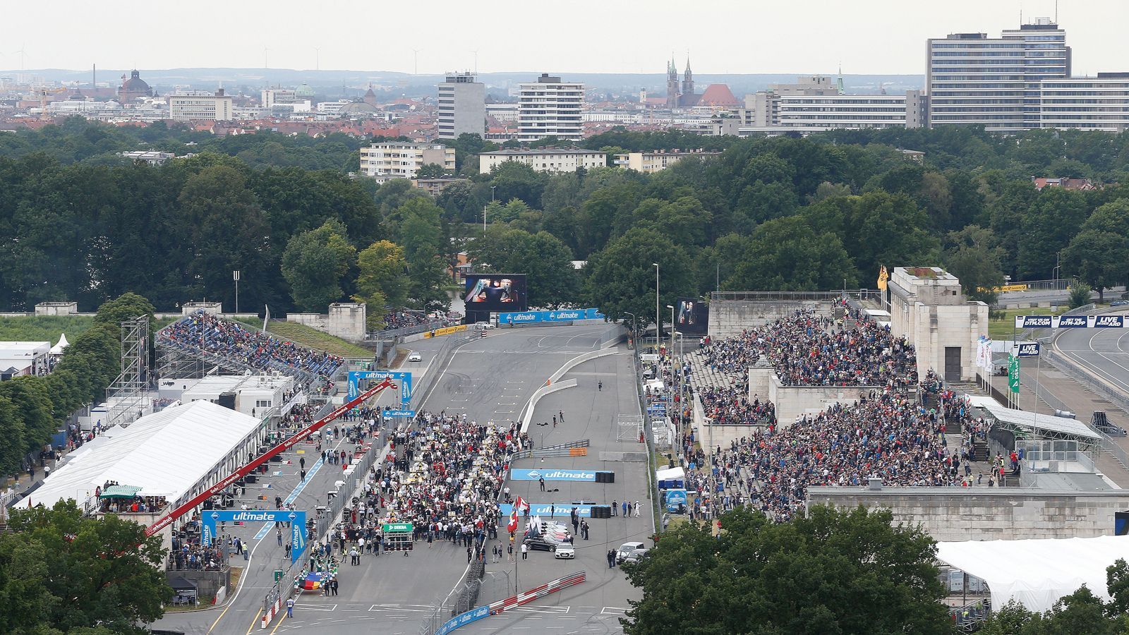 
                <strong>Norisring: Das macht den Kurs so einzigartig</strong><br>
                Die Lage des Stadtkurses in Nürnberg ist einzigartig: Der Norisring verläuft um auf offziellen Verkehrsstraßen um die Steintribüne. Das Fahrerlager ist auf dem Zeppelinfeld, am Dutzendteich und rund um das Nürnberger Fußballstadion angesiedelt.
              