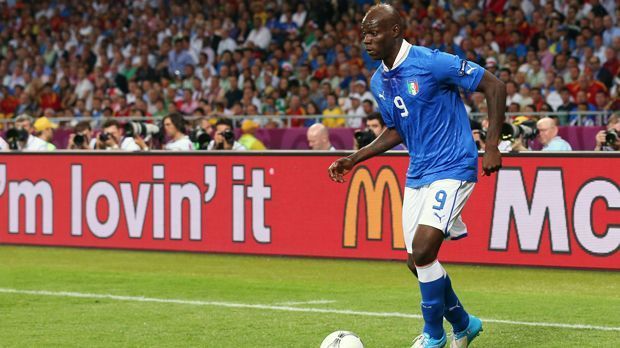 
                <strong>Angriff - Mario Balotelli (Italien)</strong><br>
                Angriff - Mario Balotelli (Italien): Heute kaum vorstellbar, aber 2012 Wirklichkeit. Bad Boy Balotelli war mit drei Toren einer von mehreren Top-Torschützen des Turniers. Mit seinem Doppelpack gegen Deutschland im Halbfinale warf der Angreifer das DFB-Team quasi im Alleingang raus. 2016 wird er Italien nicht helfen können - Nationaltrainer Antonio Conte verzichtet auf Balotelli.
              