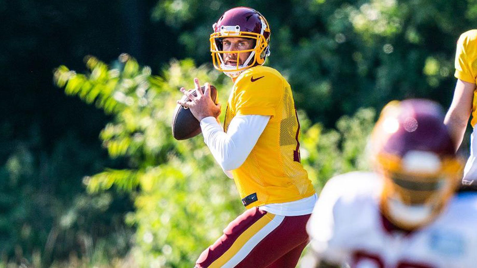 
                <strong>Alex Smith (Washington Football Team - Quarterback)</strong><br>
                Es ist vermutlich die Geschichte der Preseason: Fast zwei Jahre, nachdem eine schwere Verletzung fast seine NFL-Karriere beendet hätte, steht Alex Smith wieder auf dem Footballfeld. "Wenn er fit ist und wir ihn aktivieren, wird er im Kampf um die Position des Starting-Quarterbacks mitmischen", meinte Head Coach Ron Rivera zu Beginn der Preseason. Mit Dwayne Haskins und Kyle Allen hat Smith allerdings starke Konkurrenz.
              