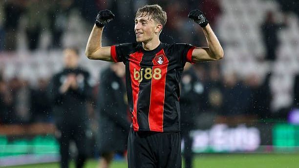 <strong>Dean Huijsen (AFC Bournemouth)</strong><br>Ein Wechsel von Huijsen im Sommer nimmt immer konkretere Formen an. Mehrere europäische Topklubs jagen den hochtalentierten Innenverteidiger - darunter auch Real Madrid. Die Königlichen sollen die Bemühungen nun intensiviert haben. Laut Transferexperte Fabrizio Romano gab es bereits persönlichen Kontakt zwischen dem Spanier und den Blancos. Demnach soll Real das Wunschziel des Youngsters sein.