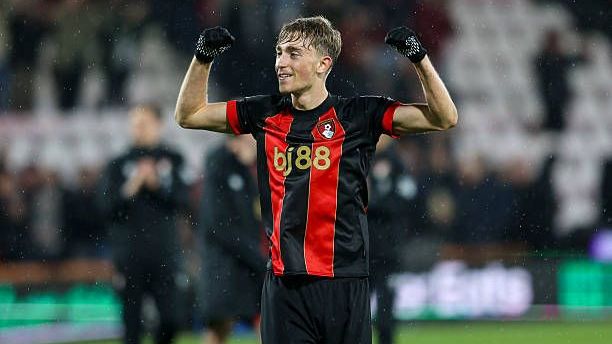 <strong>Name:</strong>&nbsp;Dean Huijsen<br><strong>Alter</strong>: 20<br><strong>Verein</strong>: AFC Bournemouth (am 1. Juni 2025 für 62,5 Millionen Euro zu Real Madrid gewechselt)<br><strong>Einsätze/Tore in der Saison 2024/25:</strong>&nbsp;41/3<br><strong>Marktwert laut transfermarkt.de:</strong> 60 Millionen Euro