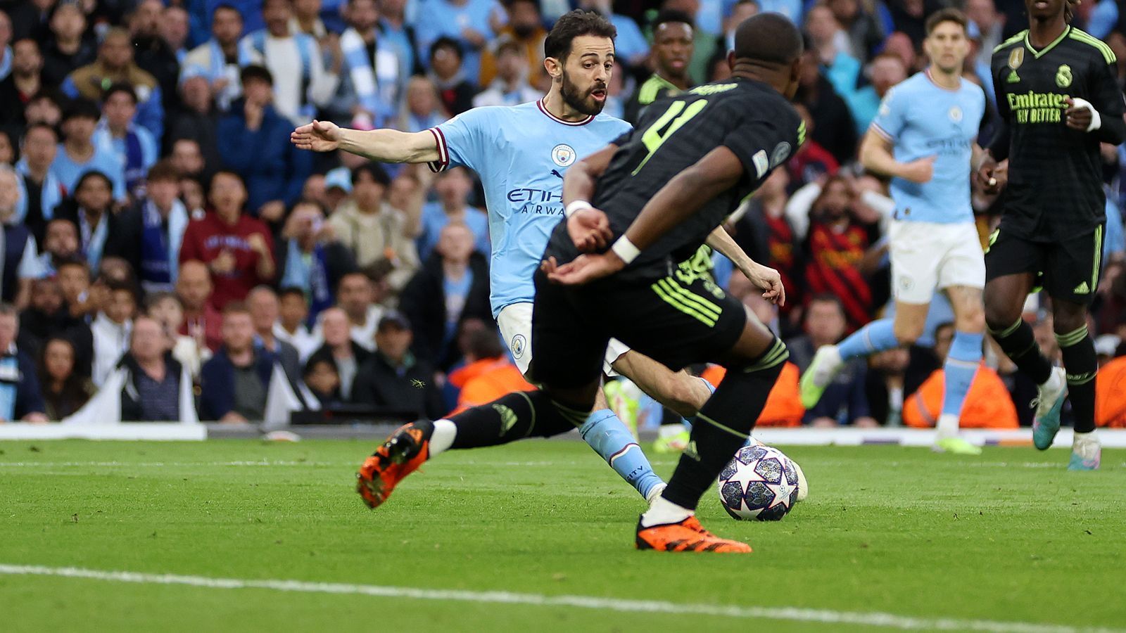 
                <strong>Manchester City: Bernardo Silva</strong><br>
                Nicht nur aufgrund seines Doppelpacks der überragende Mann bei City. Beginnt das Spiel zunächst mit einem Stockfehler und einigen Fouls, ist danach aber nicht mehr zu bremsen. Reals Defensive findet schlicht kein Mittel gegen ihn. In Halbzeit zwei etwas unauffälliger, aber dennoch stark. Wurde Gündogan zuletzt scherzhaft als "Prime Zidane" bezeichnet, ist Silva heute "Prime Cristiano Ronaldo". ran-Note: 1
              