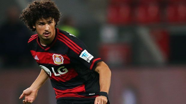 
                <strong>Andre Ramalho (Bayer Leverkusen)</strong><br>
                Linker Verteidiger: Andre Ramalho (Bayer Leverkusen). Der vielseitige Brasilianer kam 2015 als Wunschspieler von Trainer Roger Schmidt, der Ramalho schon in Salzburg zum Stammspieler machte. Doch bislang kommt der 23-Jährige bei Bayer kaum zum Zug. Nur 213 Einsatz-Minuten hat er bislang auf dem Konto. Aber: Immer, wenn er von Anfang an spielte, gewann Leverkusen - und zwar zu Null. Das war bisher jedoch nur zwei Mal der Fall.
              