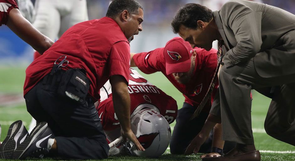 
                <strong>David Johnson (Arizona Cardinals)</strong><br>
                Der Running Back ist eigentlich der große Hoffnungsträger der Cardinals. Nun aber muss das Team aus Arizona ohne den 25-Jährigen auskommen. Johnson zieht sich im September gegen die Detroit Lions eine Verletzung an der Hand zu und muss am Handgelenk operiert werden. Ihm wurde eine Verletzungspause von zwei bis drei Monaten prognostiziert. Angeblich soll er aber auch schon an Thanksgiving zurückkehren.
              