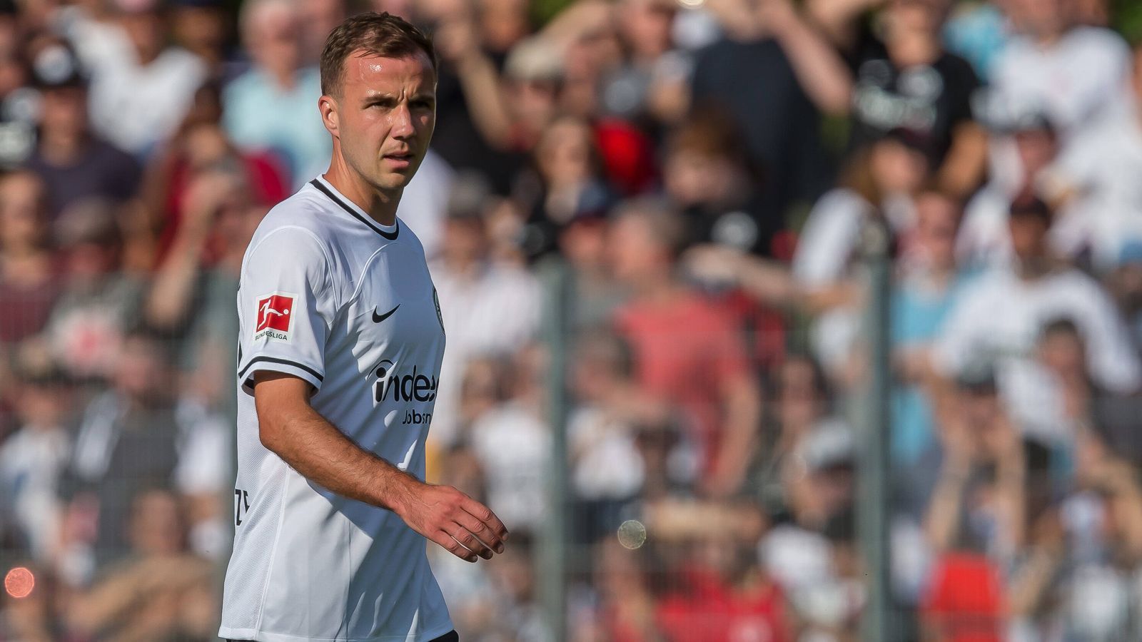 
                <strong>Eintracht Frankfurt</strong><br>
                Eintracht Frankfurt startete souverän in die neue Saison und fertigte im Pokal den Zweitligisten 1. FC Magdeburg mit 4:0 ab. Wie sattelfest die Defensive wirklich ist, muss sich zeigen - schließlich fehlt künftig der zurückgetretene Führungsspieler Martin Hinteregger. Der Europa-League-Champion hat für die Dreifachbelastung inklusive Champions League aber ordentlich am Kader gearbeitet. Neuzugänge wie Mario Götze oder Lucas Alario haben die Spitze und Breite gleichermaßen verstärkt - auch Topspieler Filip Kostic könnte den Hessen erhalten bleiben. Zum Auftakt gegen den FC Bayern will die Eintracht gleich wieder Euphorie schüren.
              