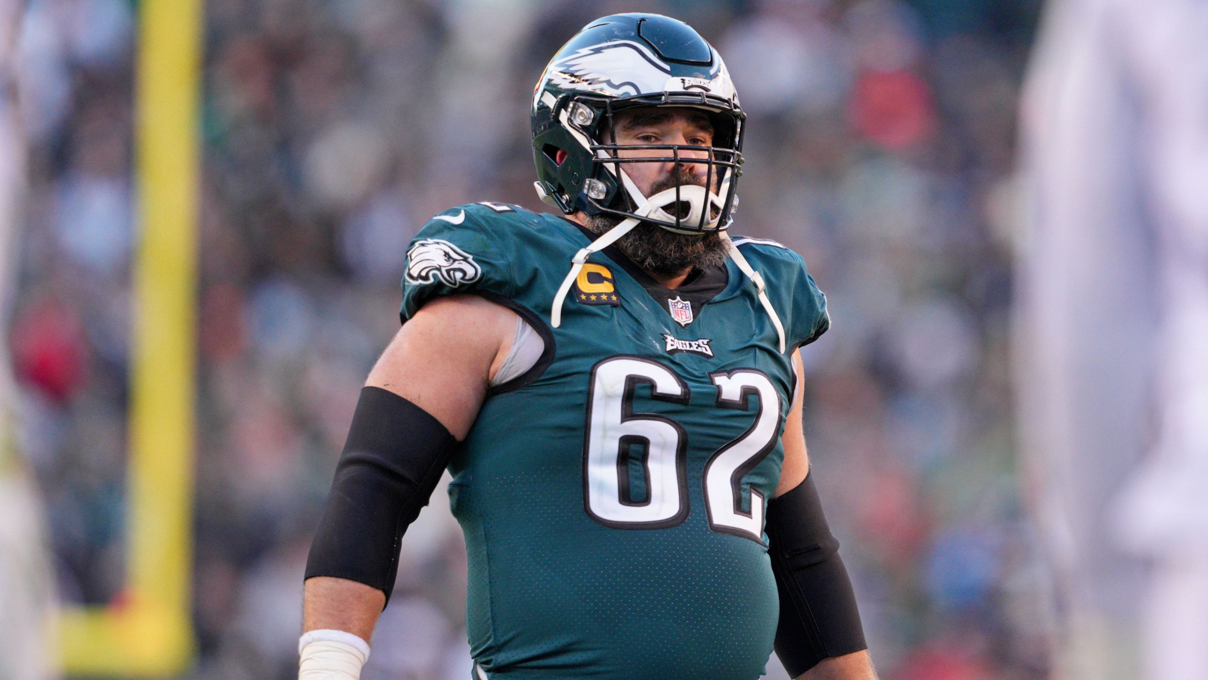 
                <strong>Platz 6: Jason Kelce - Center, Philadelphia Eagles</strong><br>
                &#x2022; Ranking im vorigen Jahr: 8. Platz<br>&#x2022; Statistiken in der Saison 2022: 0 zugelassene Sacks, 95,5 Prozent Pass Block Win Rate<br>
              