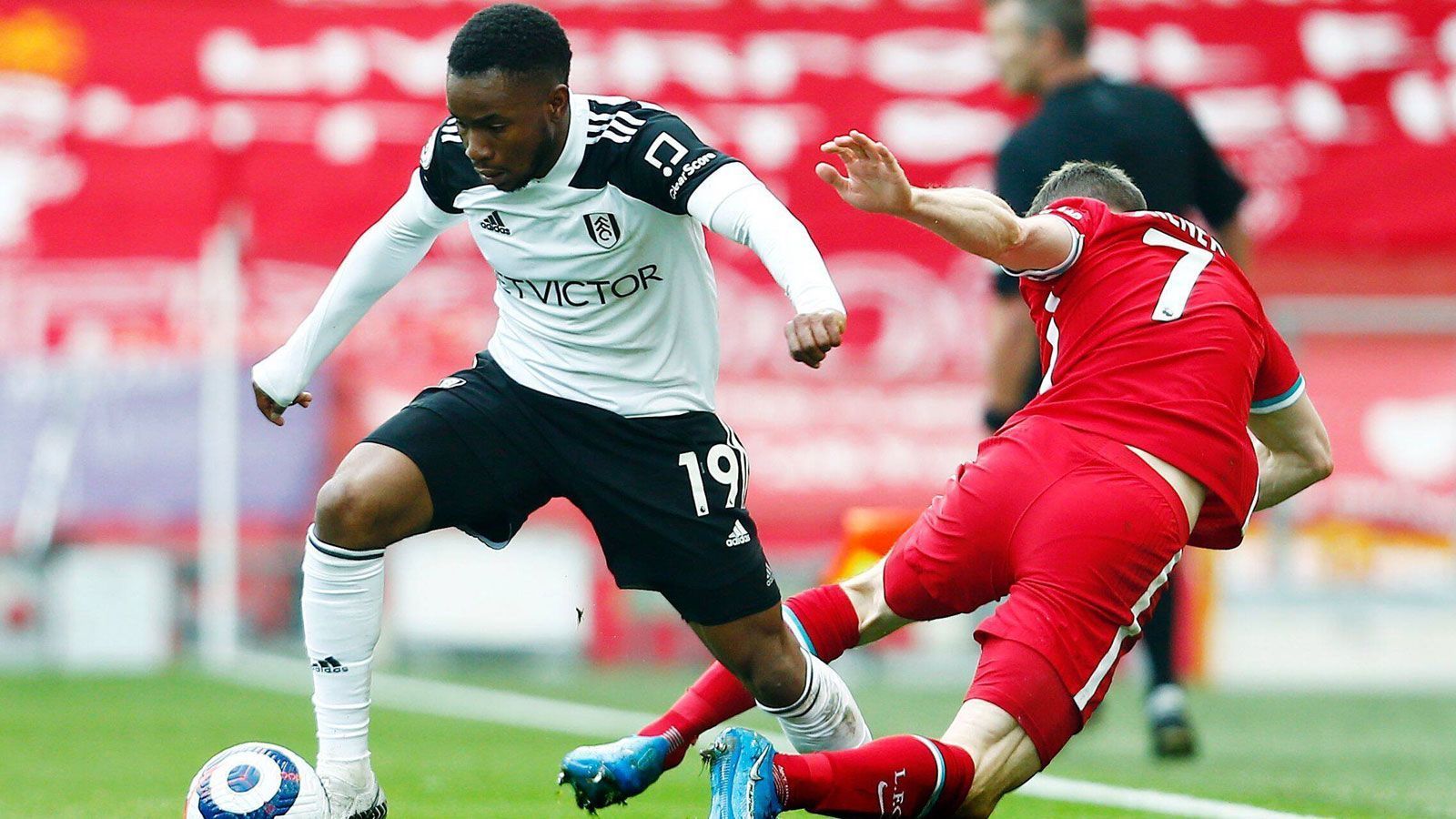 
                <strong>Ademola Lookman (FC Fulham)</strong><br>
                Mit dem Premier-League-Aufsteiger aus London befindet sich Flügelstürmer Ademola Lookman mitten im Abstiegskampf, persönlich läuft es für den 23-Jährigen aber gut in der englischen Hauptstadt. Acht Scorerpunkte in 28 Partien sind ein Ausrufezeichen, das auch den RB-Bossen gefallen dürfte - unabhängig davon, ob der ehemalige englische Junioren-Nationalspieler eine Zukunft in der Messestadt hat oder nicht.
              