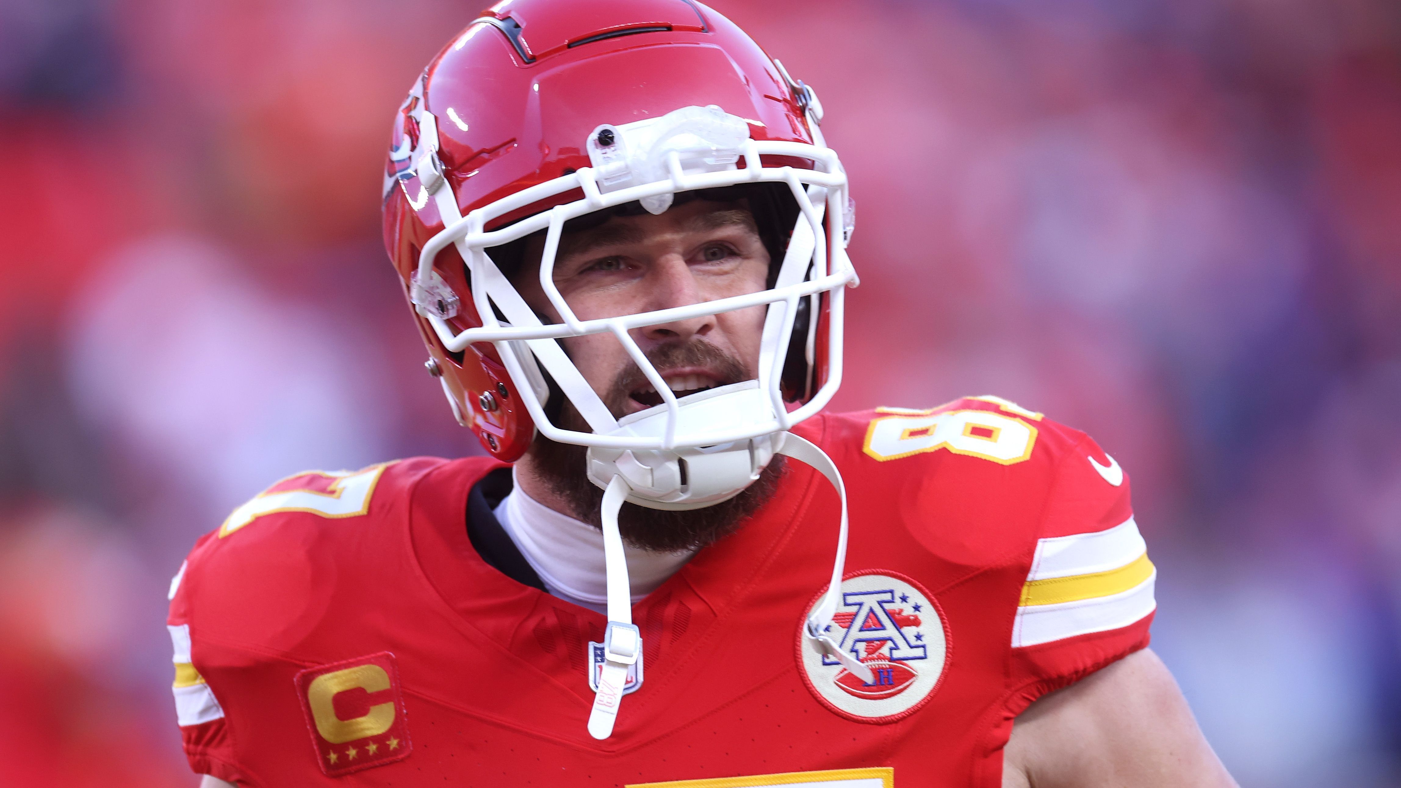 <strong>Travis Kelce</strong><br>Die Chiefs lieben Trick Plays. Kelce liebt Trick Plays. Auch er durfte schon Mal - auch erfolgreich - als QB fungieren und einen Ball werfen. Warum nicht im Super Bowl? Wer darauf wettet, dass ein "Non-QB"-Spieler einen Touchdown wirft, der erhält bei erfolgreichem Abschließen eine Quote von (+1400).