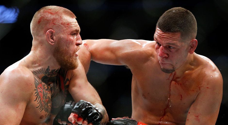 
                <strong>Kommt Nate Diaz zum Mega-Fight?</strong><br>
                Lil Wayne ist nicht der einzige Prominente, der an der Seite von Mayweather erwartet wird. So könnte der Boxer auch Nate Diaz, gegen den McGregor vergangenes Jahr eine vorzeitige Niederlage einstecken musste, neben sich haben. Die Buchmacher belohnen einen Auftritt des Kaliforniers mit einer Verdopplung des Einsatzes.
              