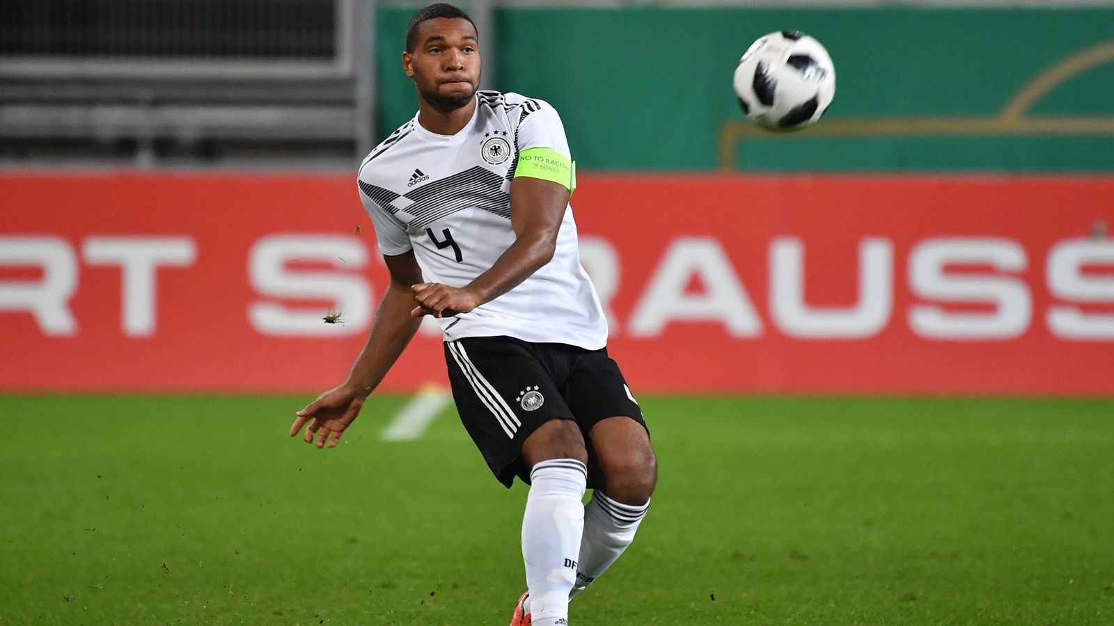 
                <strong>Innenverteidigung: Jonathan Tah</strong><br>
                Jonathan Tah hat bereits sechs Länderspiele für die deutsche A-Nationalmannschaft bestritten, stand im endgültigen Kader der Europameisterschaft 2016 und im vorläufigen Kader der Weltmeisterschaft 2018. Diese Erfahrungen helfen ihm und somit auch der deutschen Mannschaft. Bundestrainer Stefan Kuntz lobt seinen vorbildlichen Charakter, weil Tah immer vorneweg marschiert – solche Spieler braucht man bei einer EM.
              