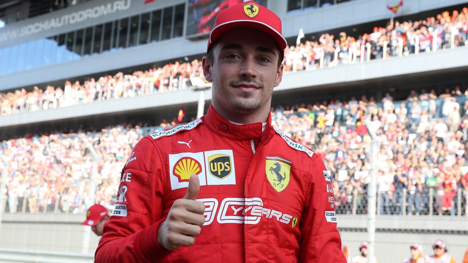 
                <strong>Gewinner: Charles Leclerc</strong><br>
                Der 22-Jährige konnte gleich in seinem ersten Jahr nach seinem Wechsel von Sauber zu Ferrari sein großes Potential nachweisen. In neun Rennen fuhr der Monegasse aufs Podium, zwei Grand Prix konnte er gewinnen und wurde vierter in der WM-Gesamtwertung. Er sägte mit seinen Leistungen stark am Status Sebastian Vettels als Nummer 1, stand letztlich in der Fahrerwertung 24 Punkte vor seinem Teamrivalen.
              