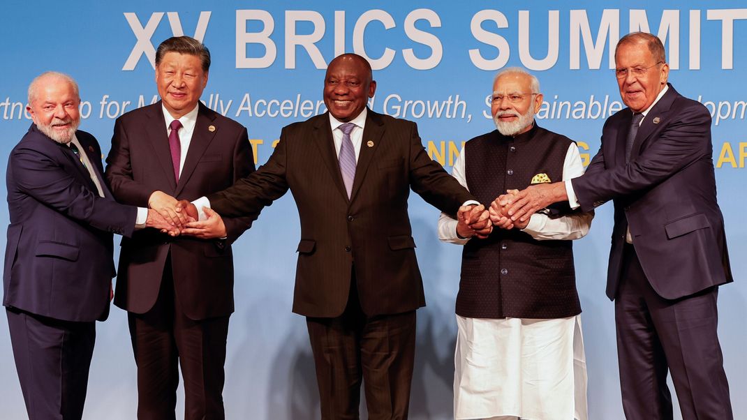 Gipfeltreffen: Im August 2023 trafen sich die Staats- und Regierungschefs der BRICS-Staaten in Südafrika zu ihrem 15. Gipfel.  Von links nach rechts: Brasiliens Präsident Luiz Inacio Lula da Silva, Chinas Präsident Xi Jinping, Südafrikas Präsident Cyril Ramaphosa, Indiens Premierminister Narendra Modi und der russische Außenminister Sergej Lawrow.